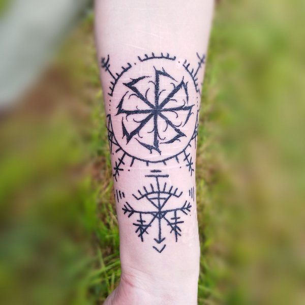 Tatuaż nordycki metodą handpoke