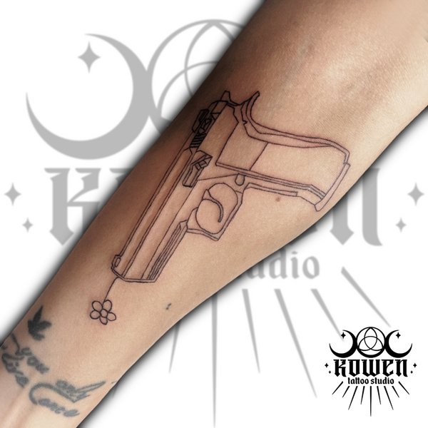 Tatuaż z motywem pistoletu