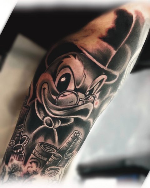 Stare kreskówki, nowoczesny tusz – dramatyczny tatuaż kaczki