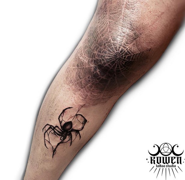 Tatuaż Czarnej Wdowy - Symbol Mocy, Tajemnicy i Niezależności