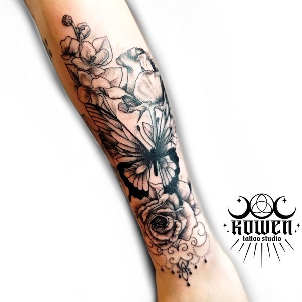 Piękno Przemiany: Symbolika Tatuażu z Różą i Motylem